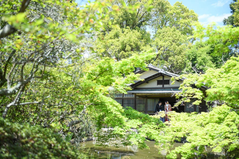 建物と新郎新婦の写真