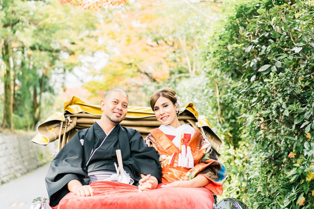 紅葉シーズンの婚礼用人力車