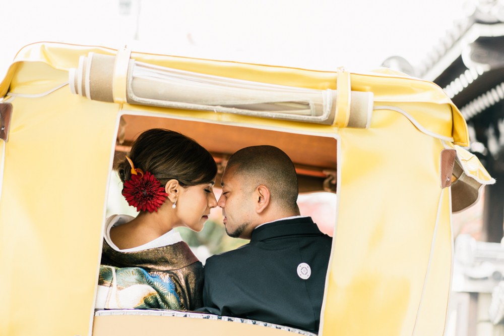人力車の中の新郎新婦様