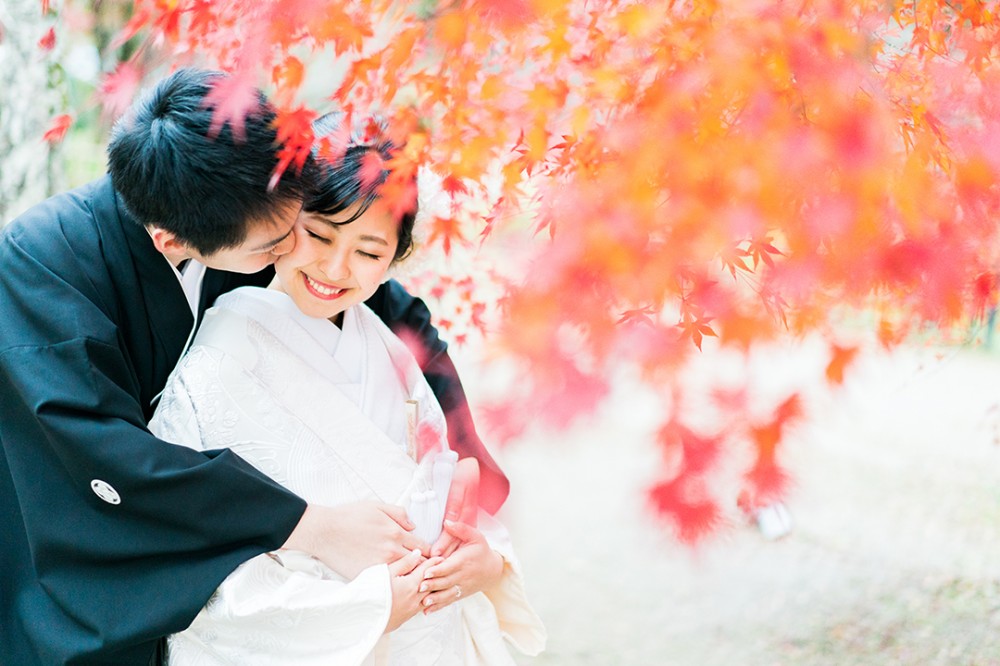 紅葉の下での和装キスシーン