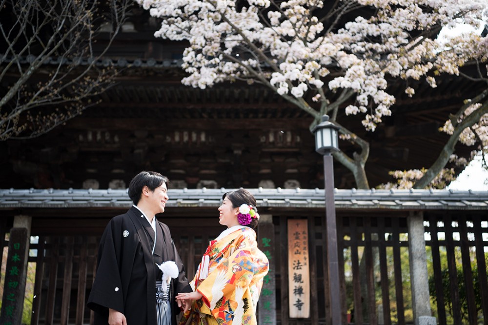 八坂の塔の桜と新郎新婦様