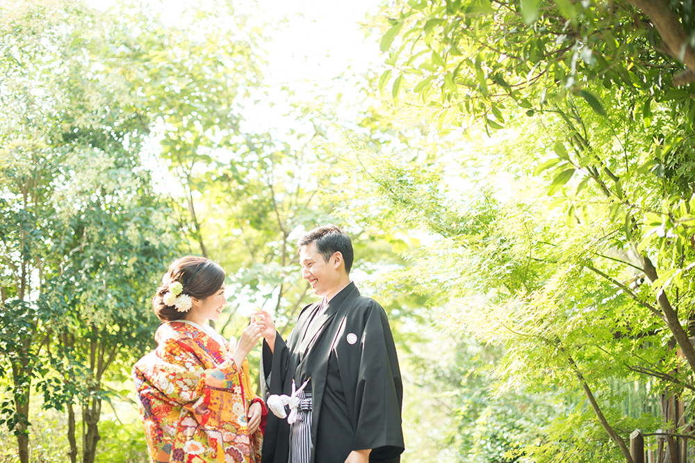 片倉さんの写真。色打掛、緑に囲まれて。