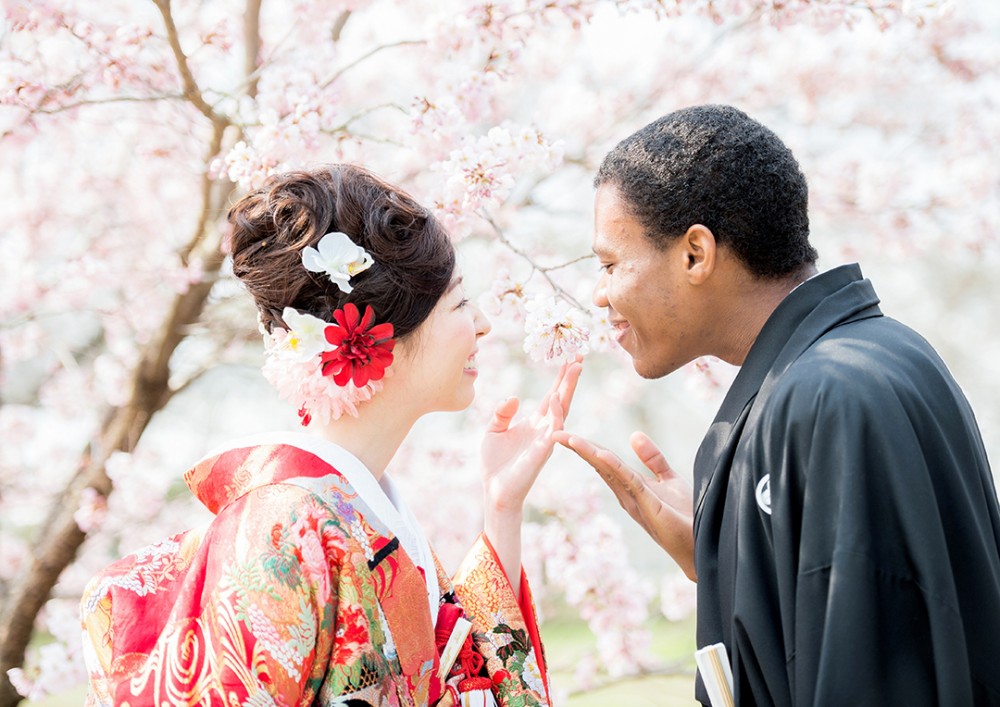 和装と桜のツーショット