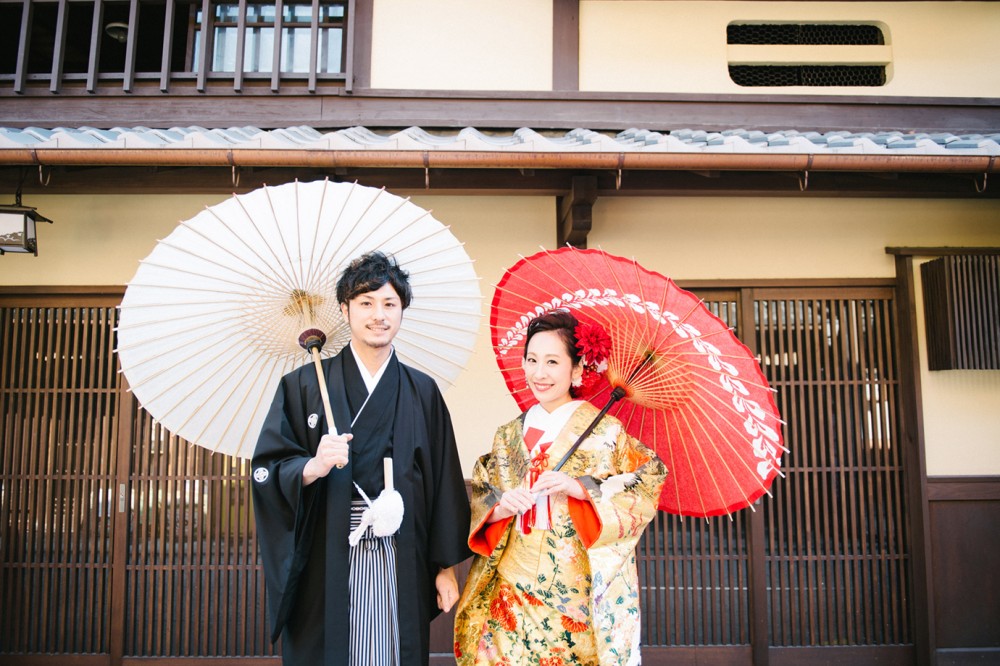 八坂の塔方面で前撮り、和傘で写真撮影