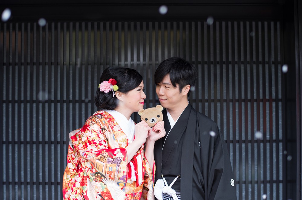 和装の新郎新婦様とリラックマの財布
