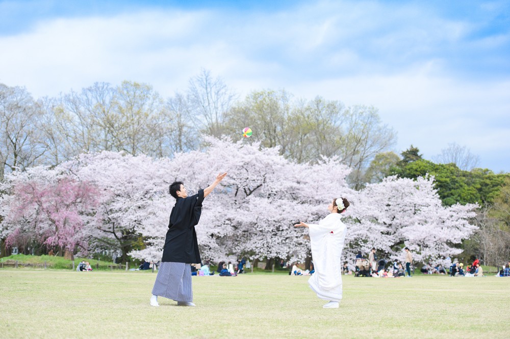 紙風船と桜と芝生と新郎新婦