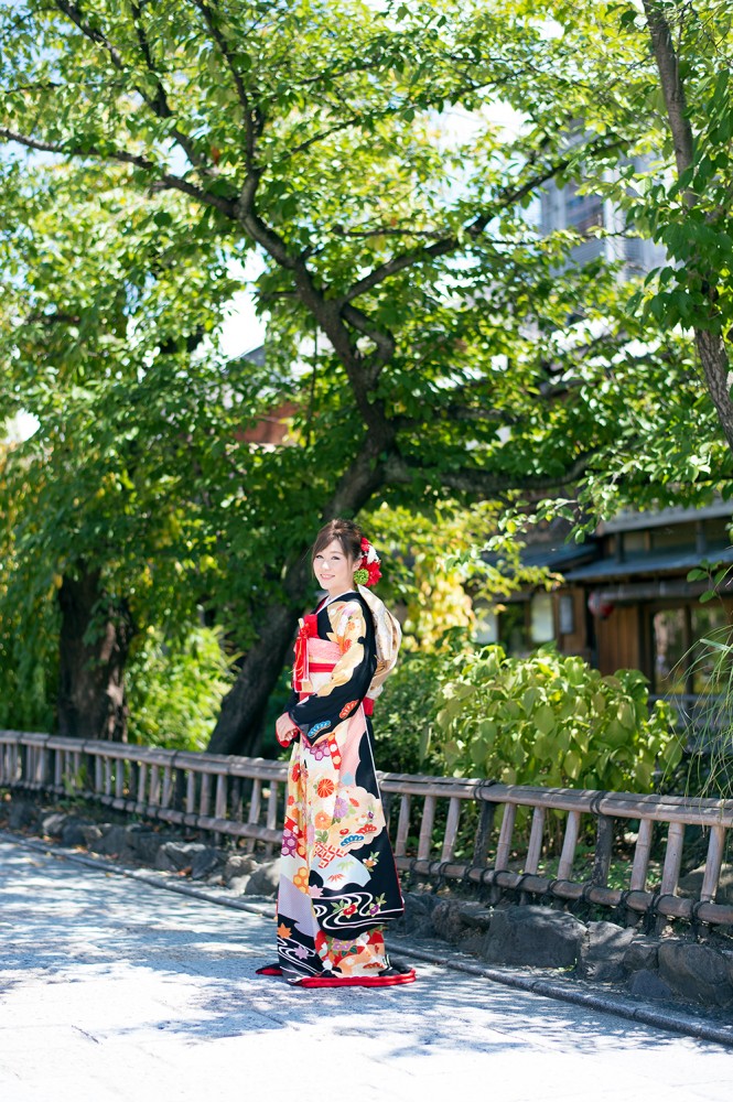 祇園で前撮り、黒引き振袖を着用