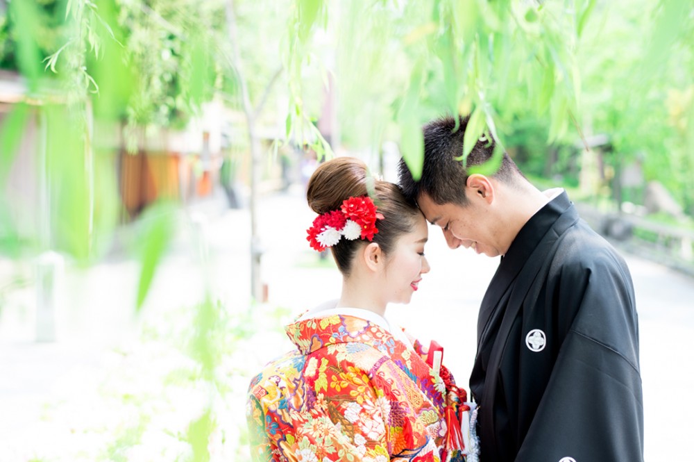 新緑と和装の新郎新婦様