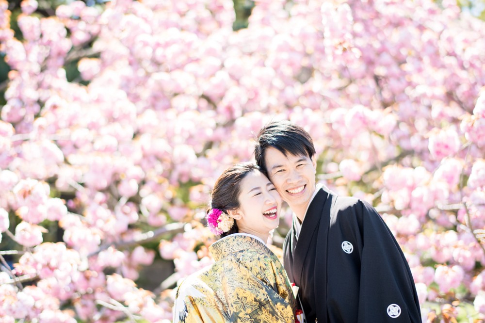 八重桜と新郎新婦