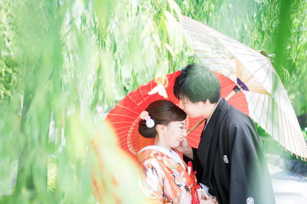 しだれ柳と新郎新婦