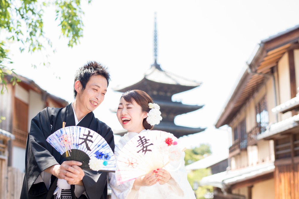 扇子を持つ新郎新婦