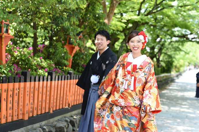 新郎を引っ張る新婦