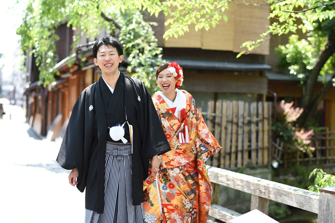 新婦を引っ張る新郎