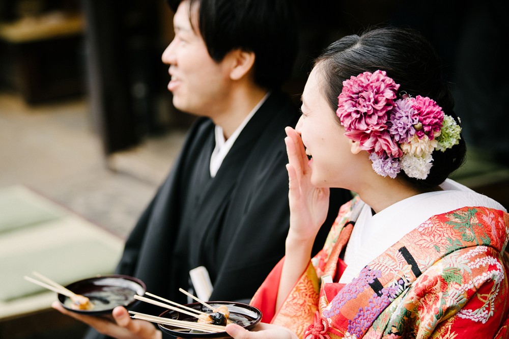 道行く人々より、祝福の言葉がかけられている様子