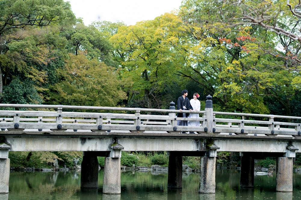 大きな橋の上で会話するカップル