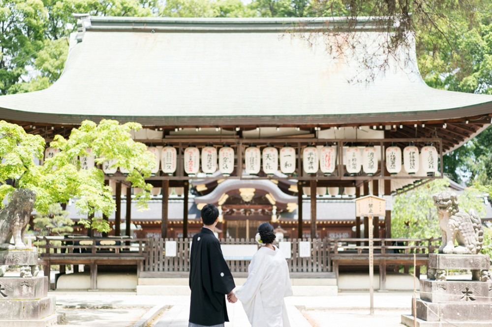 京都は神社での後ろ姿ショット
