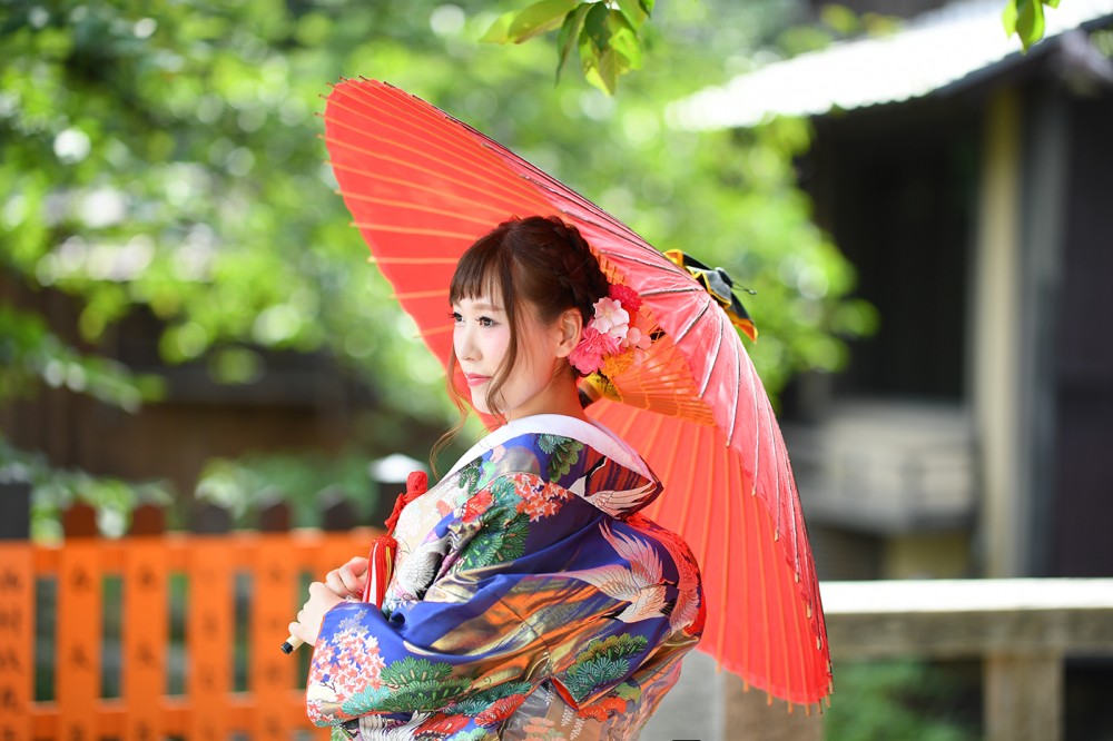 和傘を持った美しい花嫁さん