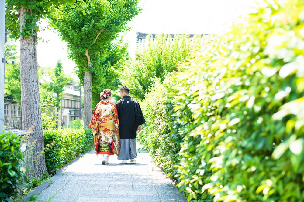 色打掛と紋付袴で、後姿、歩いている姿