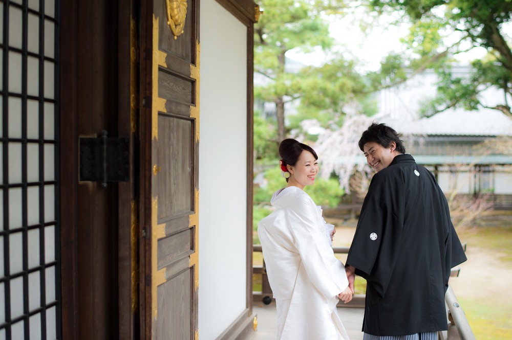 振り向いた写真、和装。