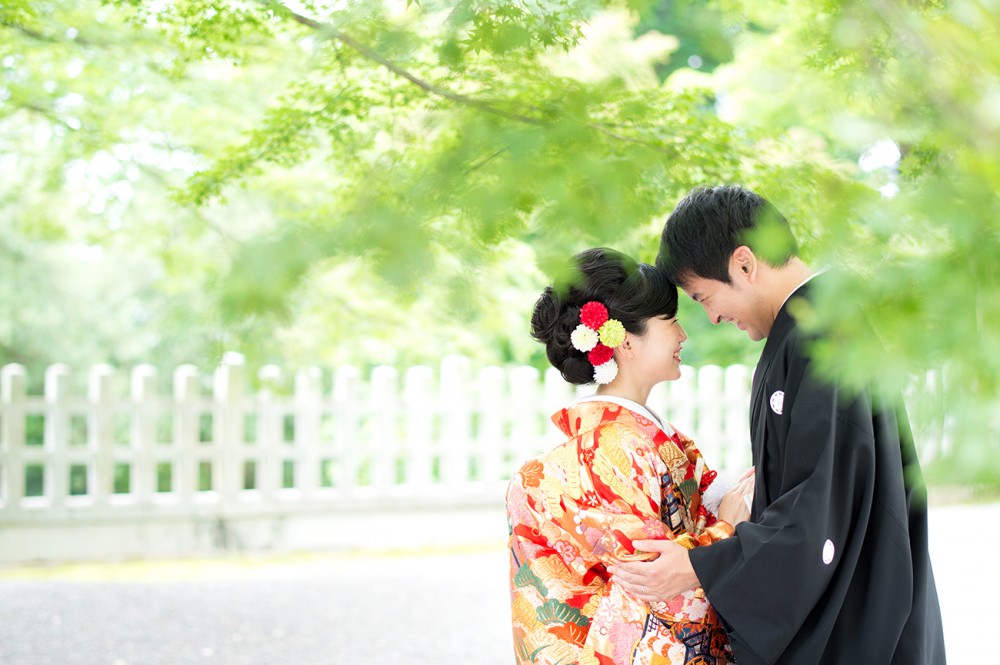 おでこくっつけ笑顔の写真。