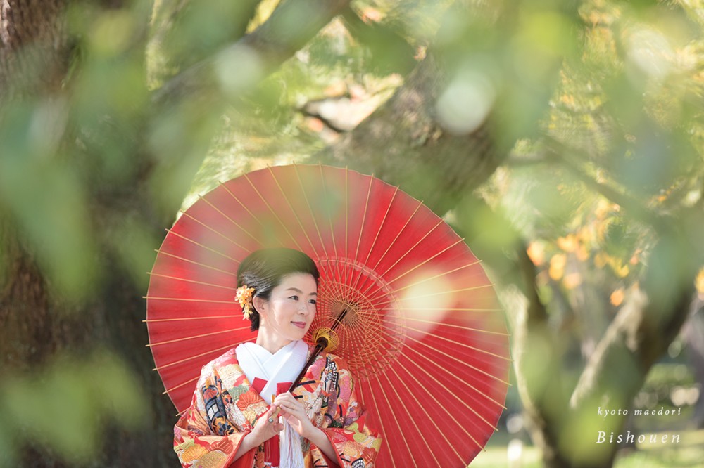 和傘をさす新婦