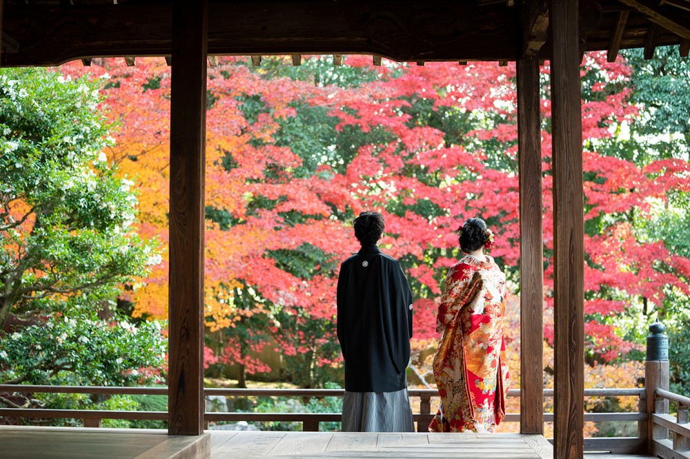 紅葉の随心院。新郎新婦が佇む