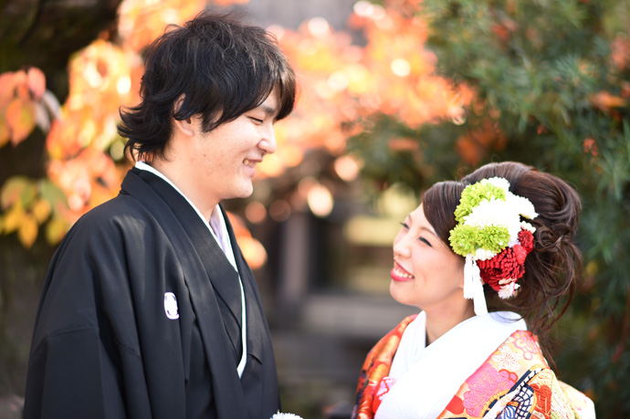 紅葉写真に新郎新婦の横顔