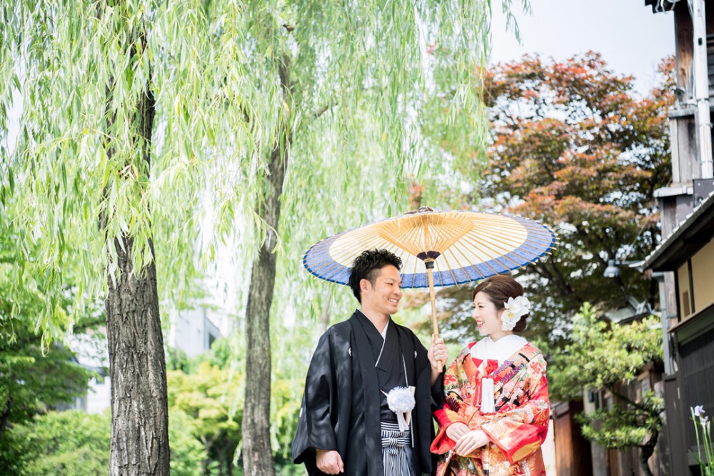 枝垂れ柳と和装の姿の新郎新婦様