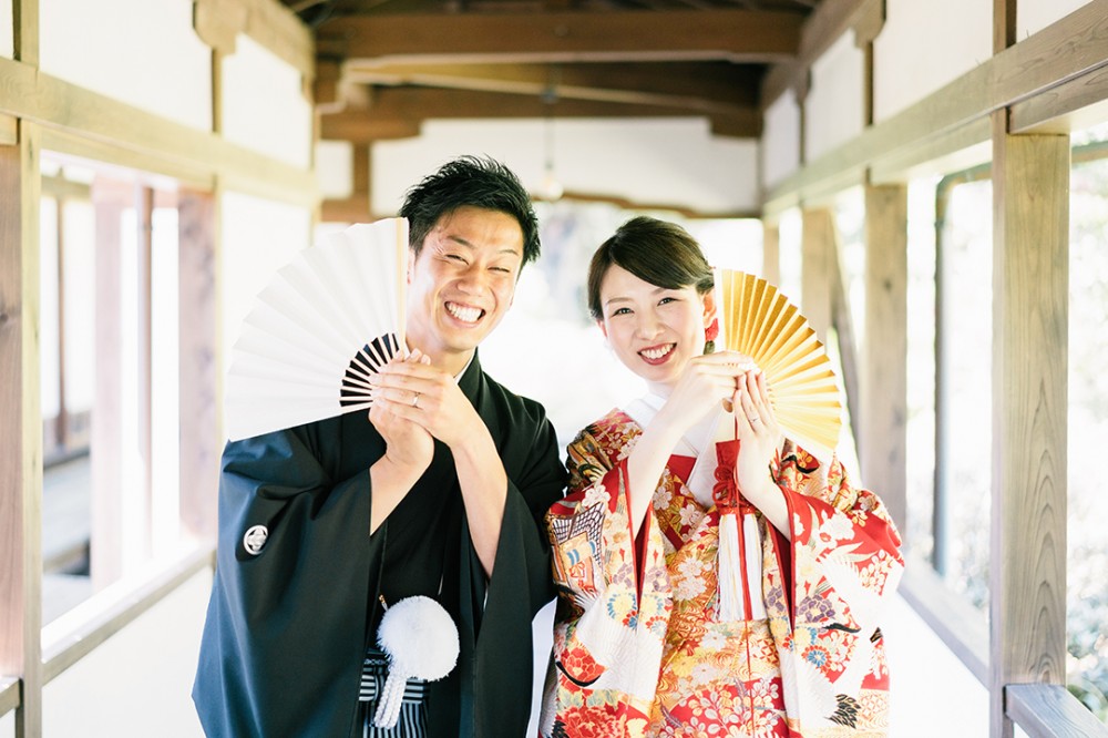 婚礼和装の衣装の扇子を使っての一枚