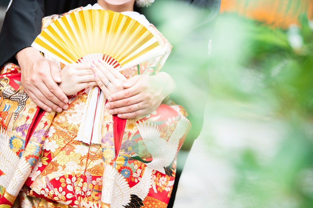 和装の花嫁衣装の扇子