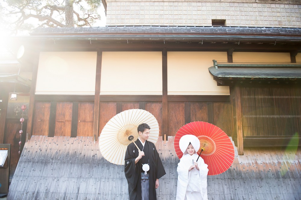 白無垢で綿帽子スタイル。和傘をもった新郎新婦様。